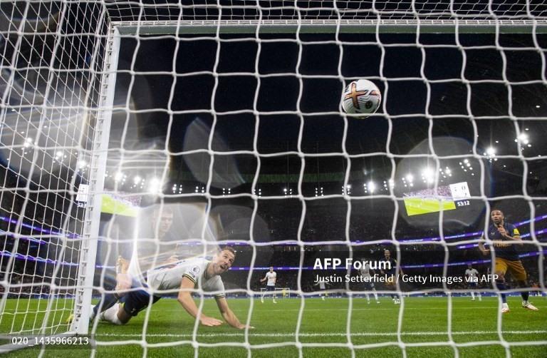 Harry Kane thắp lên hy vọng có điểm cho Tottenham.  Ảnh: AFP