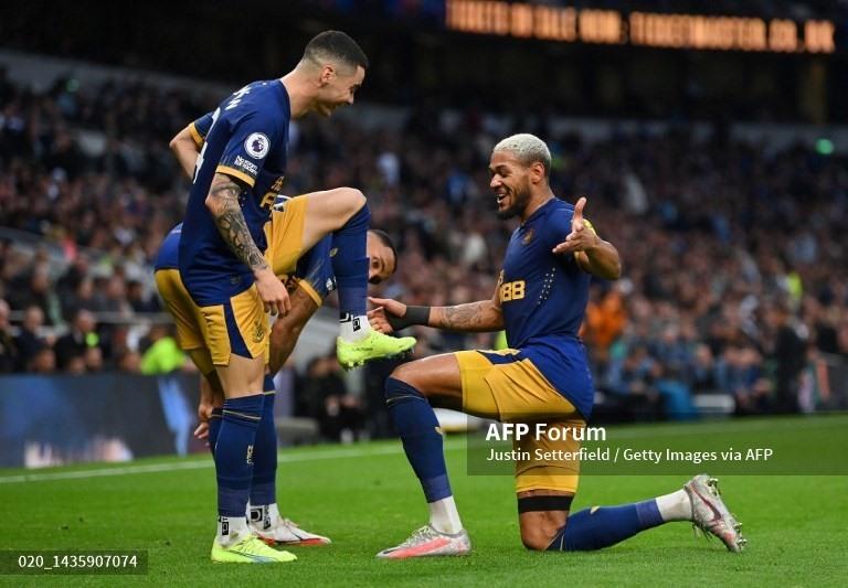 Miguel Almiron nâng tỉ số lên 2-0.  Ảnh: AFP