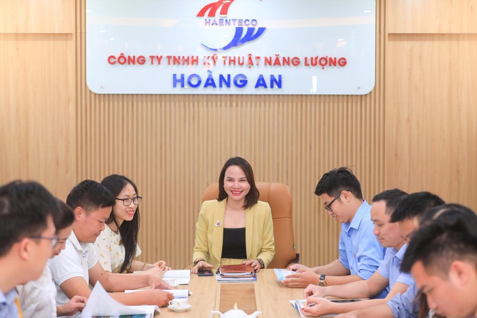 Giám đốc Công ty TNHH Kỹ thuật năng lượng Hoàng An (HAENTECO) Đỗ Thị Loan chia sẻ với các đồng nghiệp. Ảnh. Khắc Kiên