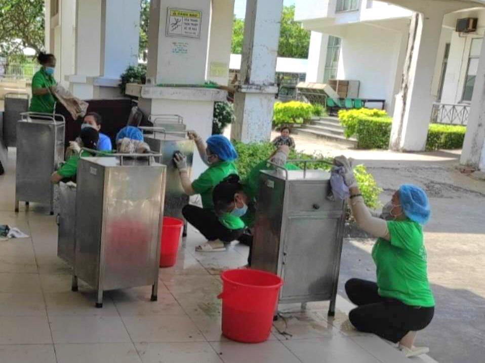 Nhân viên cẩn thận lau chùi các vật dụng của bệnh viện tại Kiên Giang (Ảnh: Công ty cung cấp)