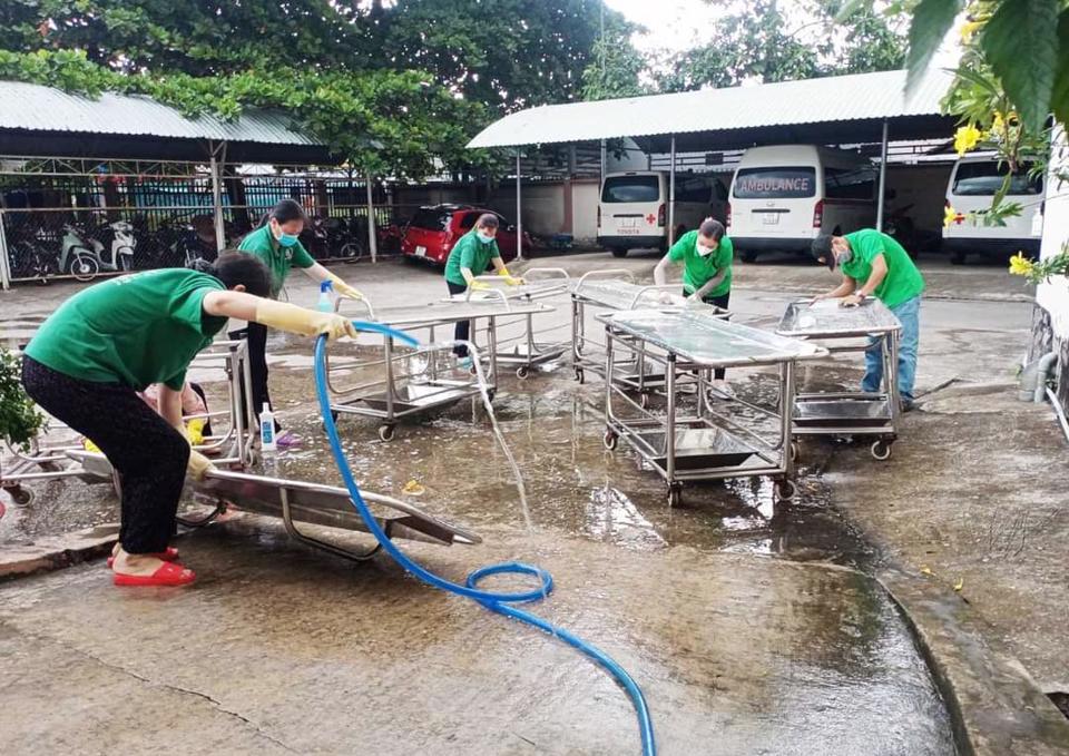 Công nhân vệ sinh Công ty Gia Hưng đang thực hiện vệ sinh một bệnh viện trên địa bàn tỉnh Kiên Giang (Ảnh: Công ty cung cấp)
