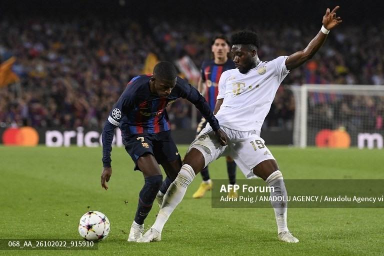 Alphonso Davies “bắt chết” Dembele suốt 90 phút.  Ảnh: AFP