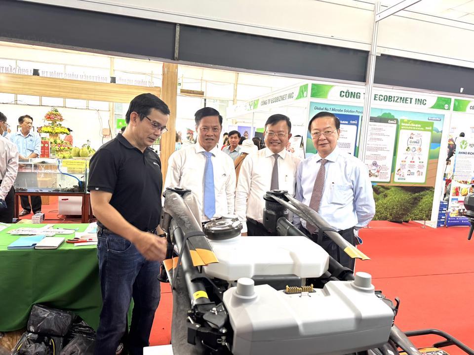 Lãnh đạo TP Cần Thơ tham quan, tìm hiểu máy móc, thiết bị nông nghiệp công nghệ cao. Ảnh Hồng Thắm