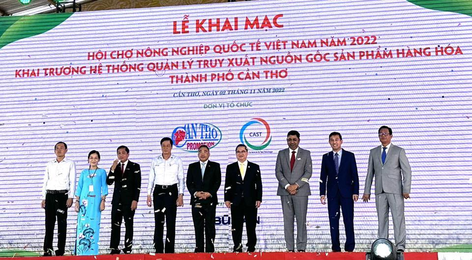 Các đại biểu thực hiện nghi thức khai mạc. Ảnh Hồng Thắm