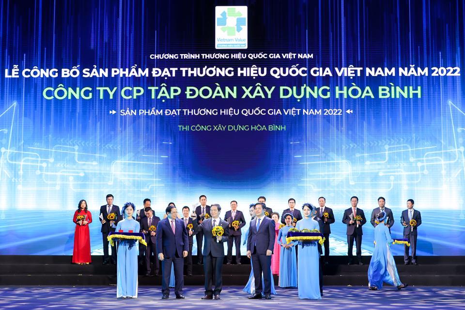 Tập đoàn Xây dựng Hòa Bình đã tiếp tục được vinh danh Thương hiệu Quốc gia Việt Nam tại Lễ Công bố sản phẩm đạt Thương hiệu Quốc gia Việt Nam năm 2022