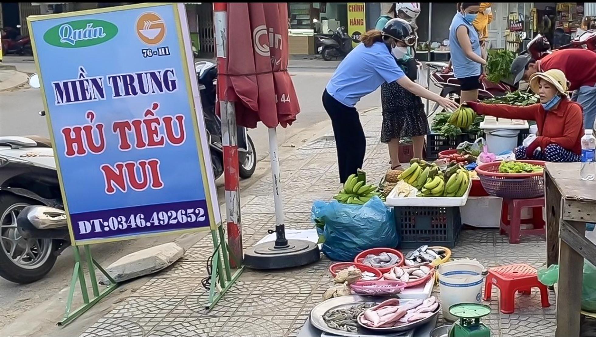 Thịt,cá tươi được bày bán dưới vỉa hè, không được che đậy cẩn thận.