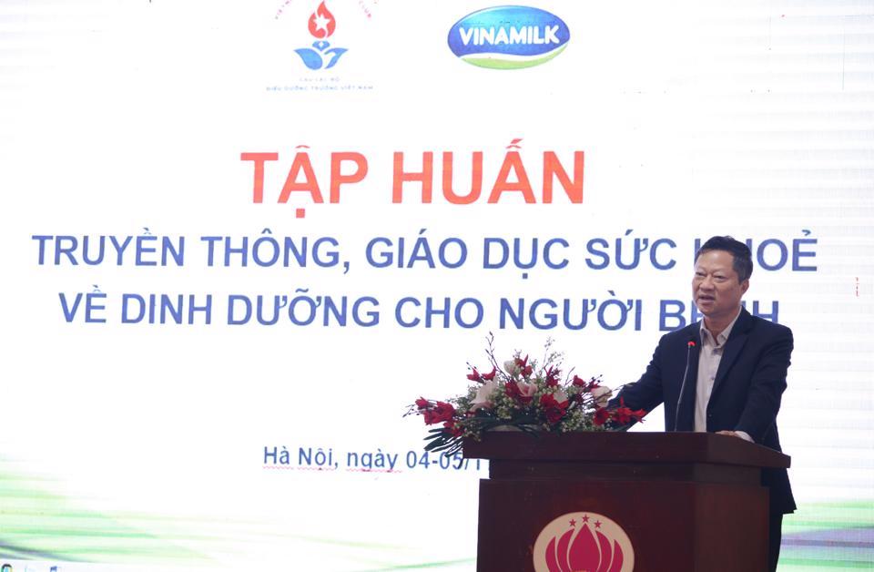 BSCKII Hoàng Văn Thành - Chủ tịch CLB ĐDT Việt Nam chia sẻ tại lớp tập huấn.