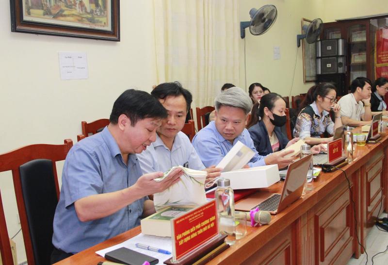 Các thành viên Hội đồng OCOP TP Hà Nội đánh giá sản phẩm tham gia phân hạng năm 2022. Ảnh: Lâm Nguyễn  