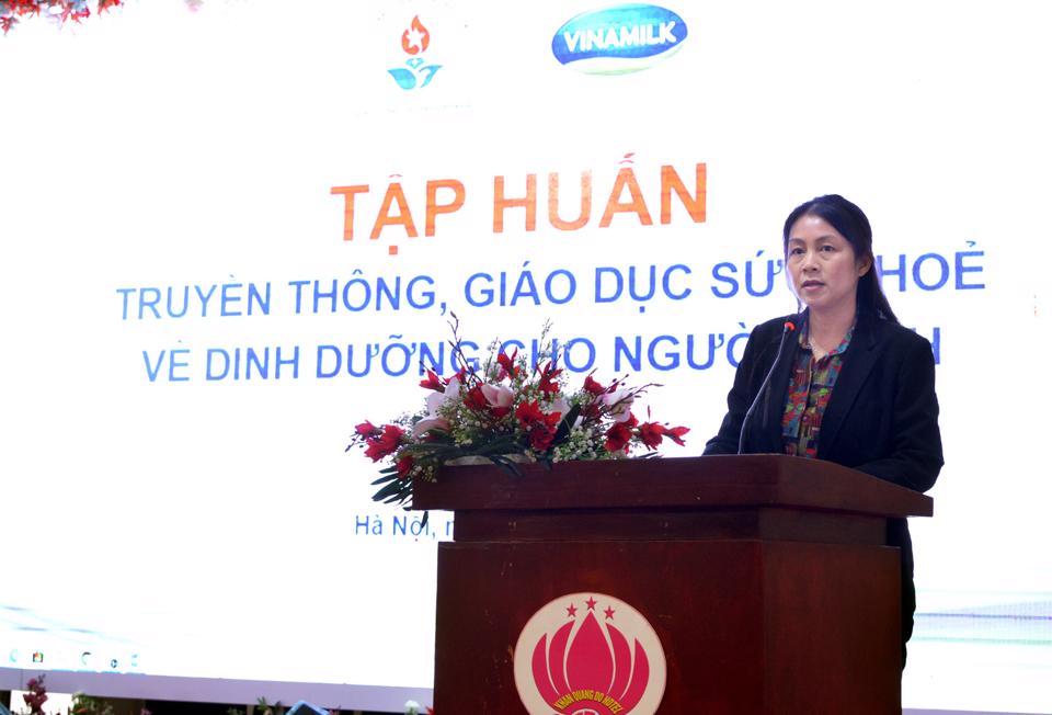 Bà Nguyễn Thị Thanh Nhàn - Trưởng ban Quản lý Kênh y tế toàn quốc, Công ty Cổ Phần sữa Việt Nam phát biểu tại lớp tập huấn.