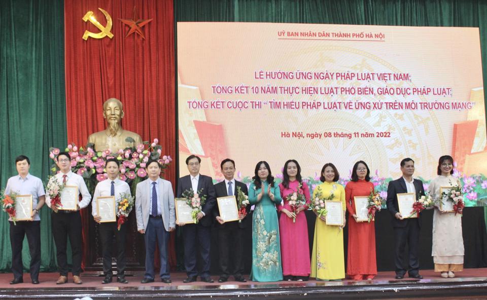 Phó Trưởng Ban Thường trực Ban Tuyên giáo Thành ủy Hà Nội Phạm Thanh Học và Phó Giám đốc Sở Tư pháp Hà Nội Phạm Thị Thanh Hương trao giải cho các đơn vị đoạt giải Cuộc thi “Tìm hiểu pháp luật về ứng xử trên môi trường mạng” 