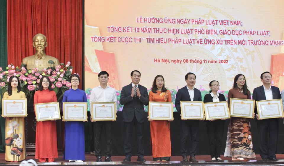 Các tập thể, cá nhân có thành tích xuất sắc trong 10 năm thực hiện Luật PBGDPL được UBND TP đã tặng Bằng khen 