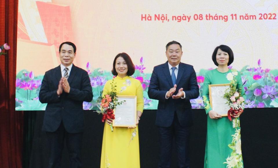 Phó Chủ tịch Thường trực UBND TP Hà Nội Lê Hồng Sơn và Giám đốc Sở Tư pháp Hà Nội Ngô Anh Tuấn trao giải Nhất Cuộc thi “Tìm hiểu pháp luật về ứng xử trên môi trường mạng” cho UBND quận Nam Từ Liêm và UBND huyện Đông Anh