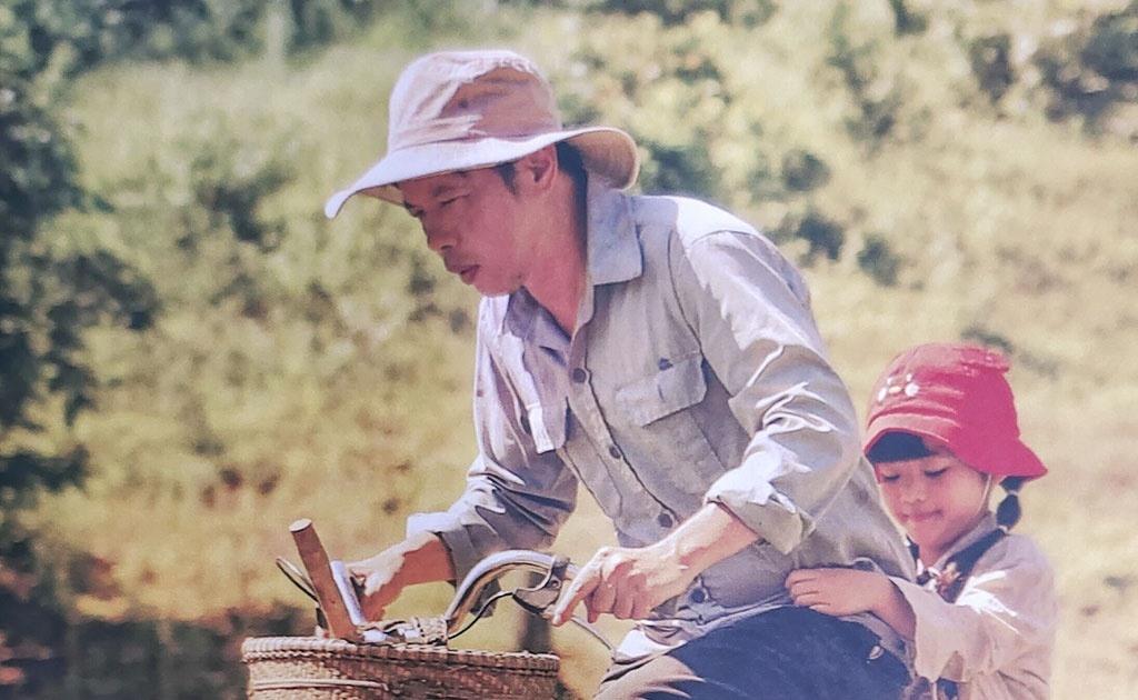 Thái Hòa trở lại màn ảnh với vai Mô “Gù” phim truyền hình “Mẹ Rơm“. Ảnh: NSX