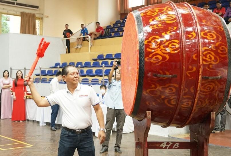 Đồng chí Tô Quang Phán - Chủ tịch Hội Nhà báo thành phố Hà Nội, đánh trống khai mạc Hội khỏe. Ảnh: T.N