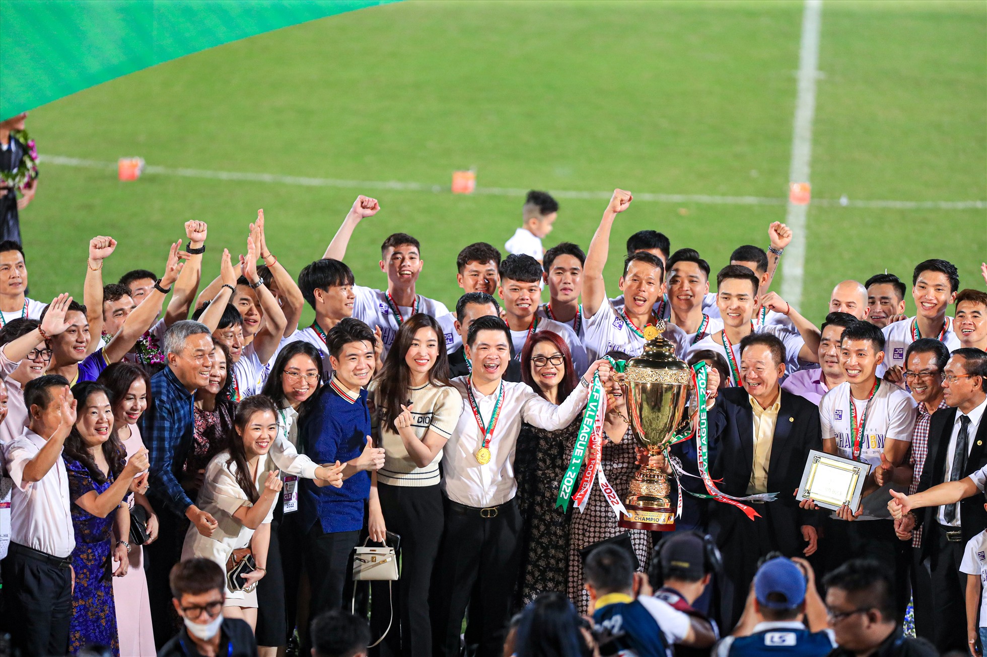 Mới về nhà chồng không lâu, hoa hậu Đỗ Mỹ Linh cũng có mặt để ăn mừng chức vô địch cùng gia đình nhà chồng.