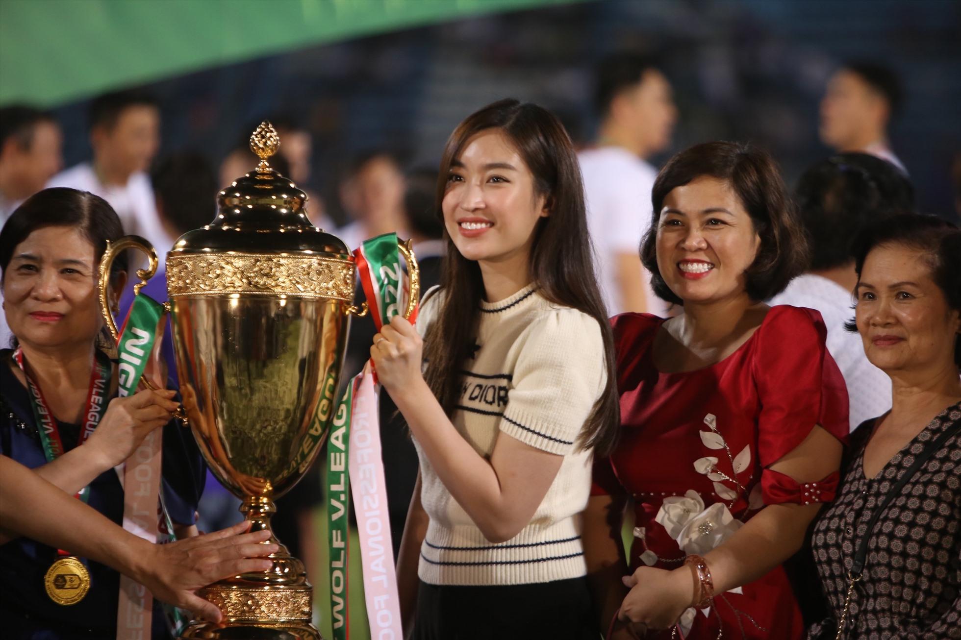 Mỹ Linh xuất hiện giản dị với áo len và quần jean nhưng vẫn khoe nhan sắc “cực phẩm“.