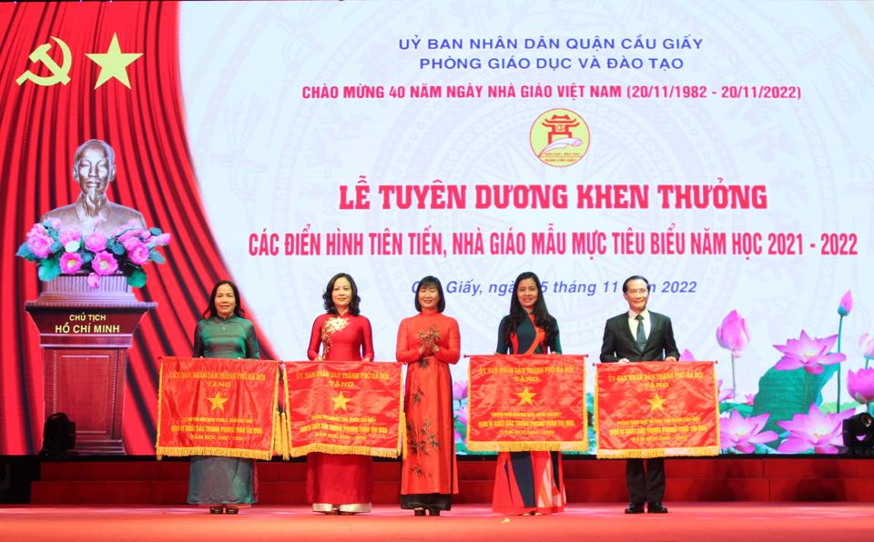 Lãnh đạo Ban Thi đua Khen thưởng TP trao Cờ thi đua của UBND TP Hà Nội cho đại diện 4 đơn vị trong ngành giáo dục quận Cầu Giấy.
