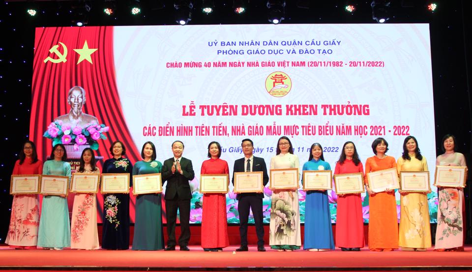 Phó Giám đốc Sở GD&ĐT TP Hà Nội Nguyễn Quang Tuấn trao Bằng khen của Bộ GD&ĐT cho các thầy cố giáo xuất sắc trên địa bàn quận Cầu Giấy.