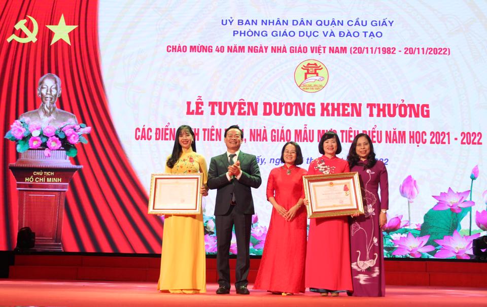 Thừa ủy quyền của Chủ tịch nước, Chủ tịch UBND quận Cầu Giấy Bùi Tuấn Anh trao Huân chương Lao động hạng Nhất, hạng Ba cho tập thể và một nhà giáo tiêu biểu trên địa bàn.