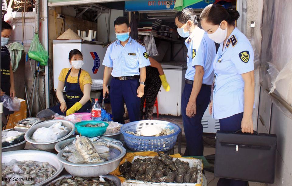 Quản lý thị trường kiểm tra VSATTP tại chợ dân sinh trên địa bàn quận Hoàng Mai. Ảnh: Hoài Nam