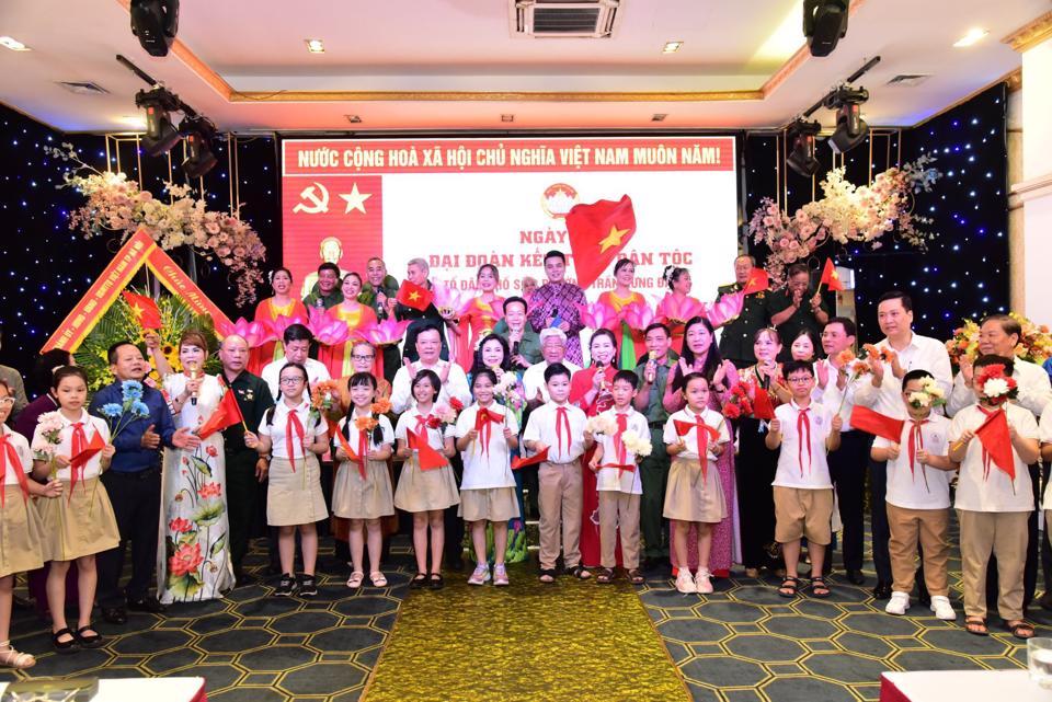 Ngày hội Đại đoàn kết toàn dân tộc tại tổ dân phố số 3 phường Trần Hưng Đạo, quận Hoàn Kiếm. Ảnh: Thanh Hải  