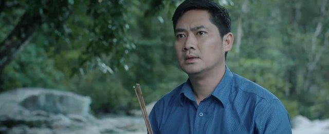Trong tập 11 “Mẹ rơm“, Hào ra suối thắp nhang cho Loan. Ảnh cắt từ clip