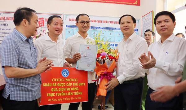 Bé gái đầu tiên được cấp thẻ BHYT, giấy khai sinh qua Dịch vụ công - Ảnh 1