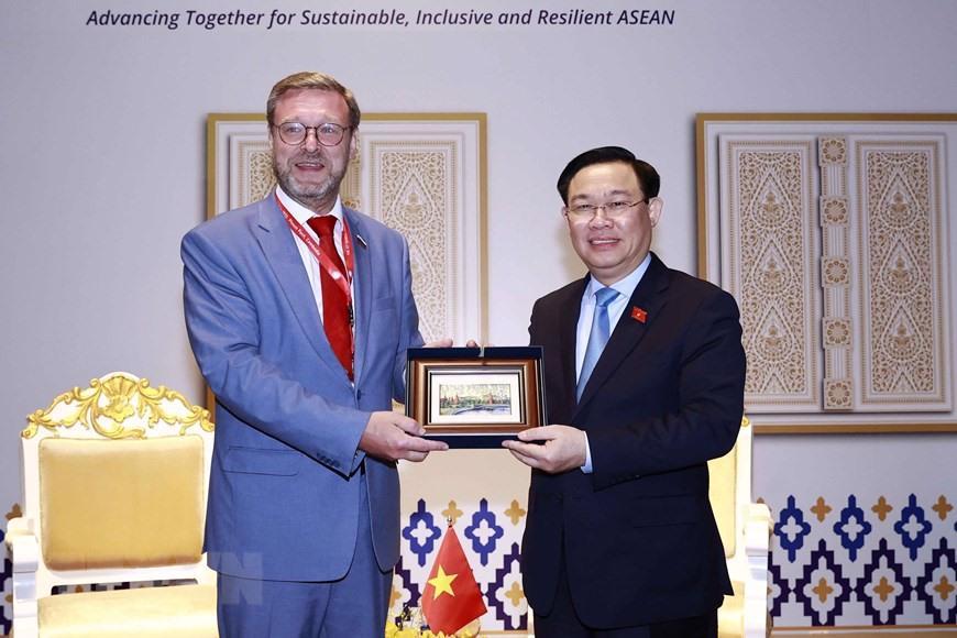 Chủ tịch Quốc hội Vương Đình Huệ gặp Phó chủ tịch Hội đồng Liên bang Nga Konstantin Kosachev. Ảnh: TTXVN