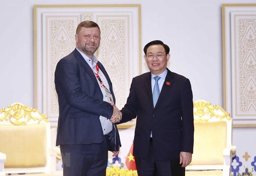 Chủ tịch Quốc hội Vương Đình Huệ gặp Phó chủ tịch Quốc hội Ukraine Oleksandr Korniyenko. Ảnh: TTXVN