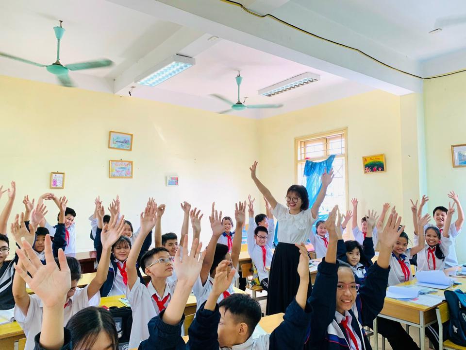 Cô giáo Đào Thị Hải Yến – Giáo viên trường THCS Bình Minh bên các học trò. Ảnh Ánh Ngọc