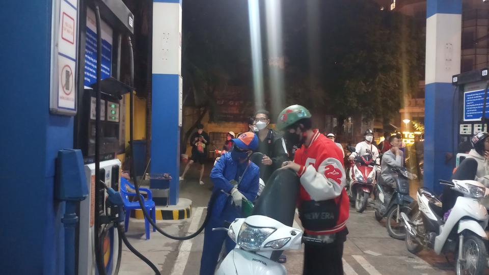 Người dân đổ xăng tại Hà Nội. Ảnh minh họa