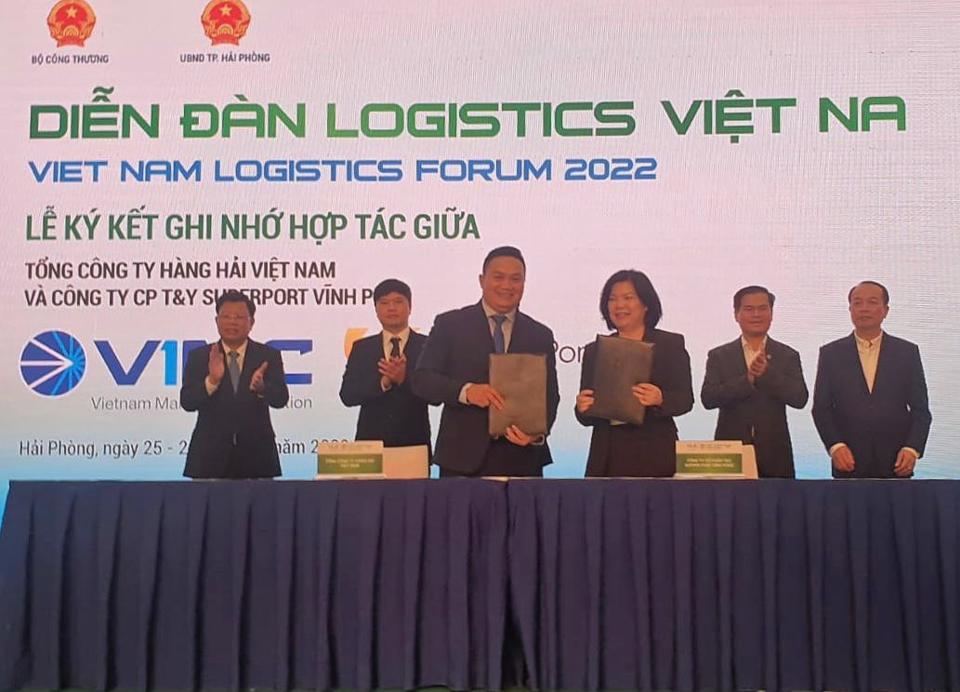 Đại diện T&Y SuperPort Vĩnh Phúc (bên phải) và Tổng Công ty Hàng hải Việt Nam ký kết Biên bản ghi nhớ hợp tác.