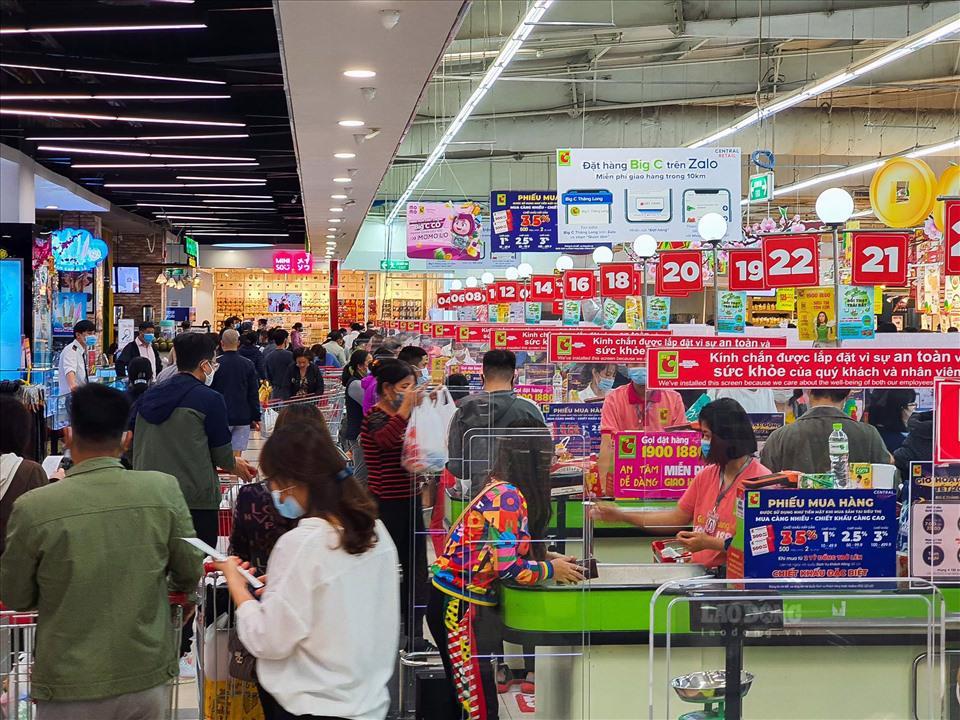 Đông đảo người tiêu dùng mua sắm hàng hóa tại siêu thị Big C/Go Thăng Long. Ảnh: Ánh Ngọc