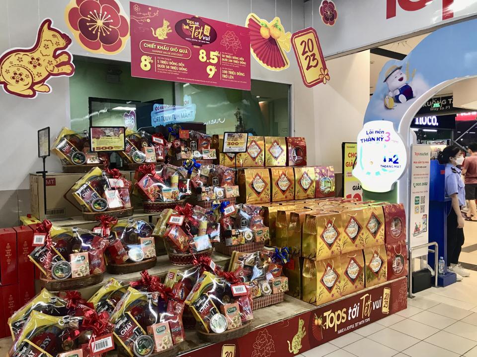 Giỏ quà Tết đã tràn ngập tại các kệ hàng của siêu thị Tops Market Hà Đông. Ảnh: Ánh Ngọc 