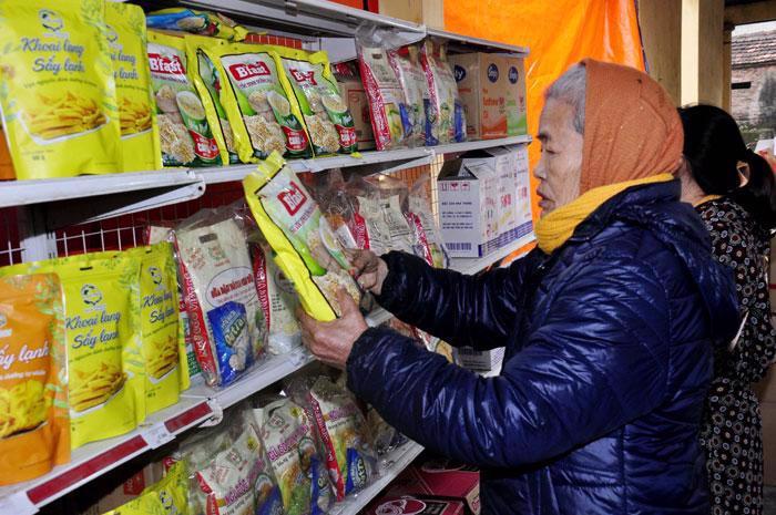 Người dân mua hàng Việt tại phiên chợ Tết.