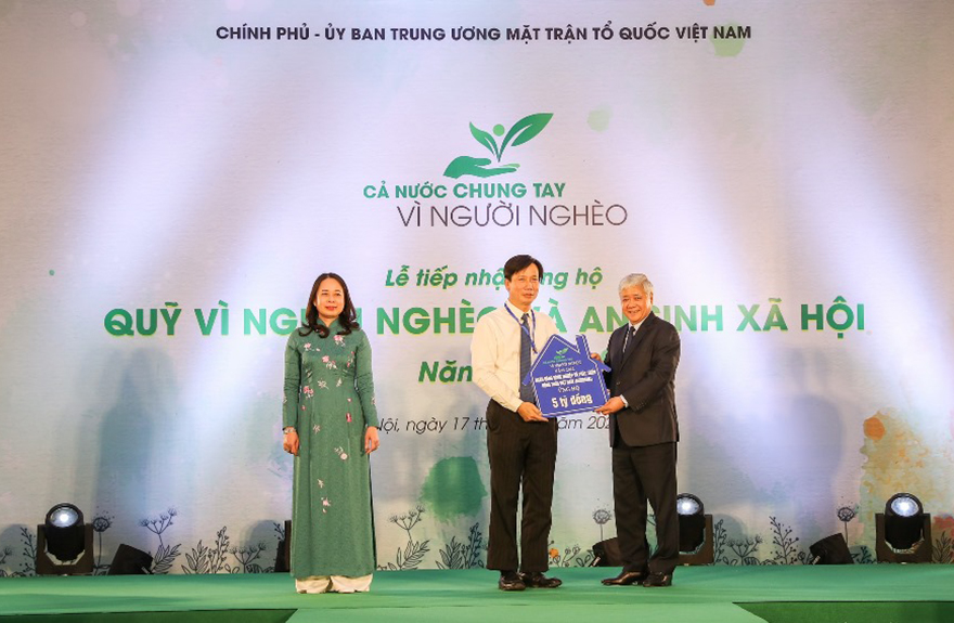 Đồng chí Đỗ Văn Chiến - Bí thư trung ương Đảng, Chủ tịch Uỷ ban Trung ương MTTQ Việt Nam nhận biểu trưng kinh phí ủng hộ Quỹ Vì người nghèo và ASXH từ đồng chí Phạm Đức Tuấn – Phó Tổng giám đốc, Chủ tịch công đoàn Agribank