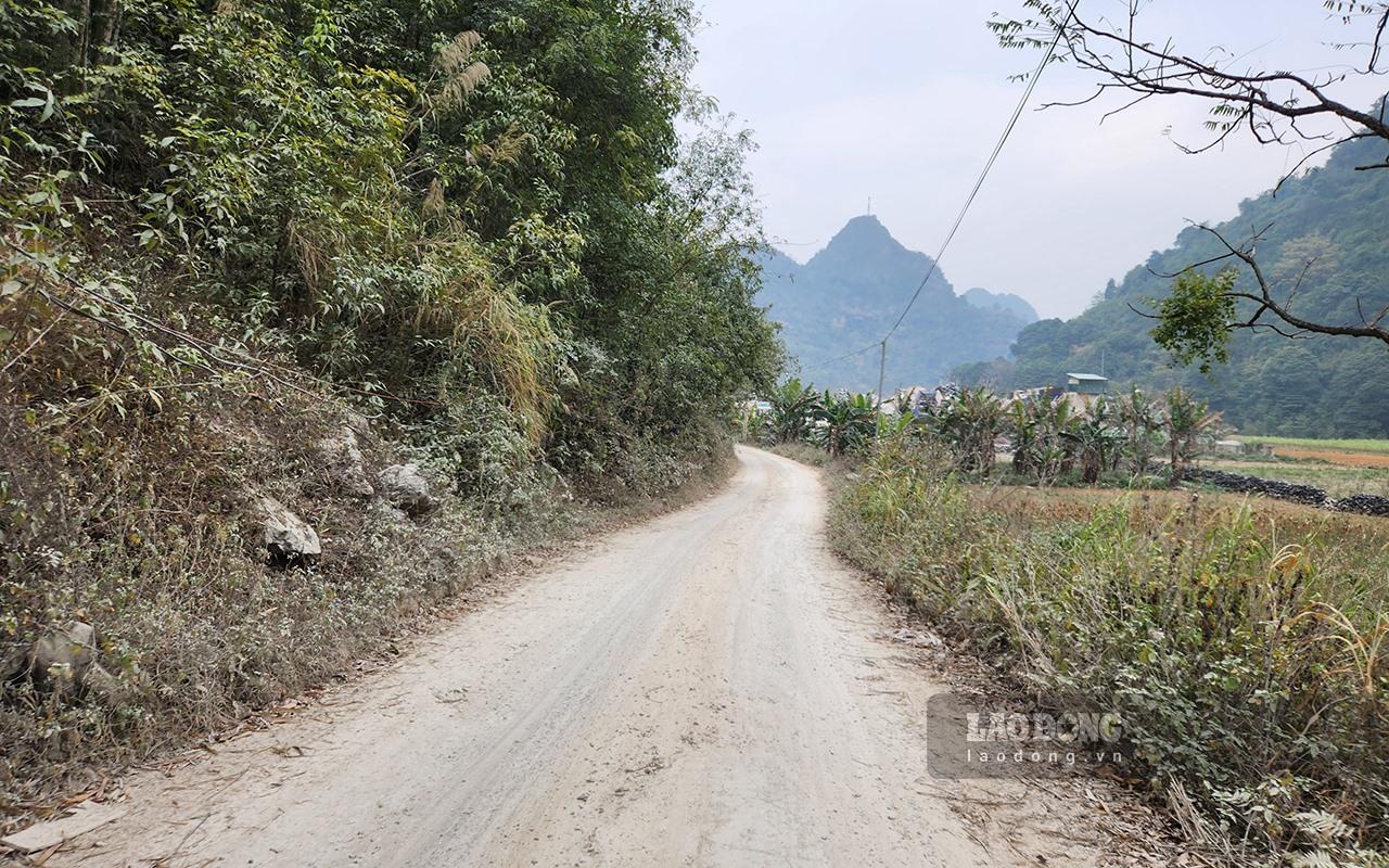 Các thôn Bãi Chàng, Lũng Sâu là những địa điểm chịu ảnh hưởng rất nhiều từ hoạt động khai thác, xay nghiền và vận chuyển đá của đơn vị này.