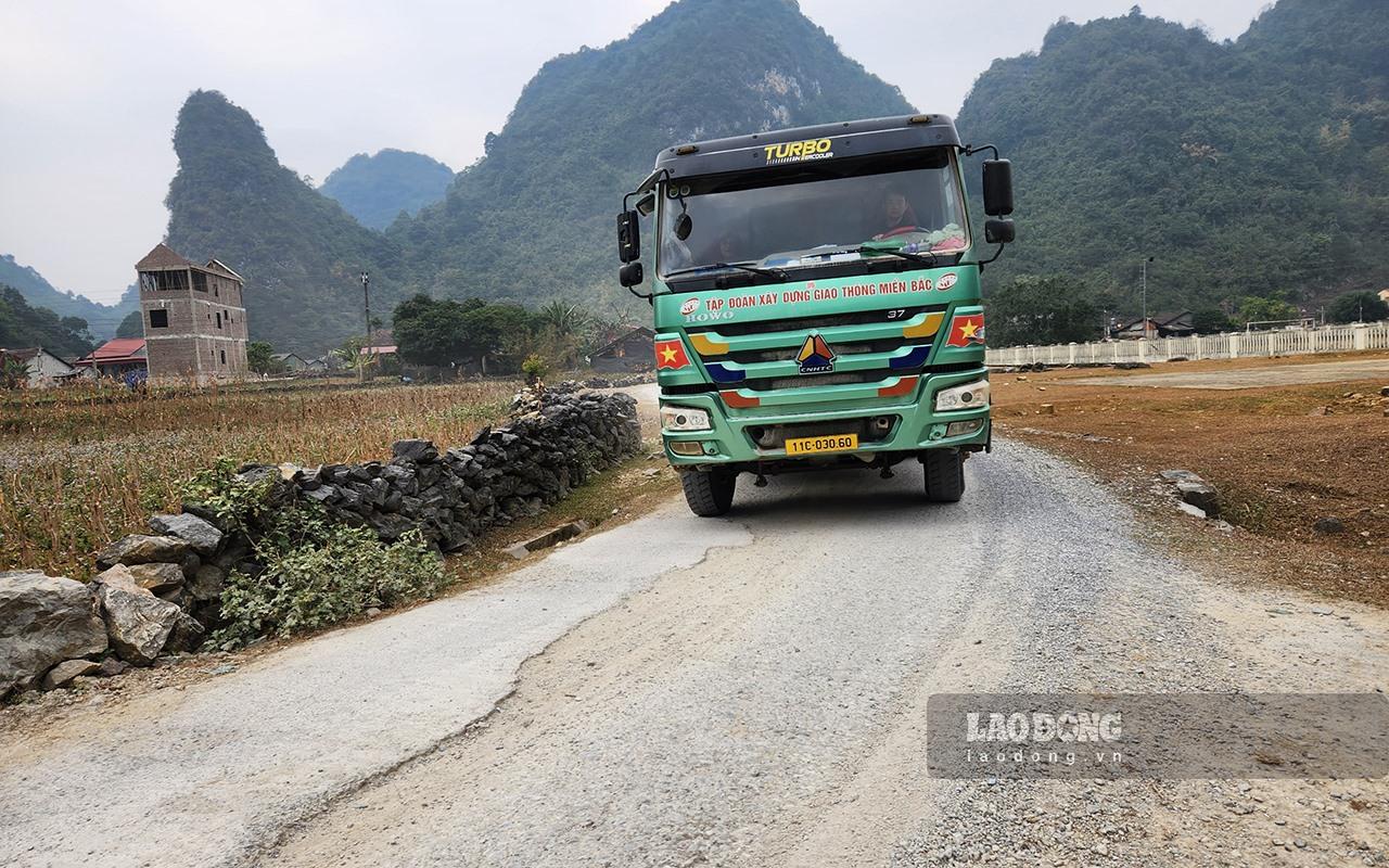 Ngày qua ngày hàng chục lượt xe tải trọng lớn thay phiên nhau cày náy tuyến đường.