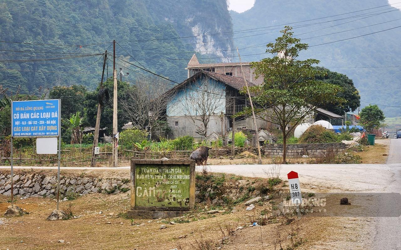 Phản ánh tới Lao Động nhiều hộ dân sống quanh mỏ đá Lũng Quang tỏ ra bức xúc bởi tiếng ồn, khói bụi toả ra từ đây khiến đời sống của người dân lâm vào khốn đốn. Ảnh: An Trịnh.