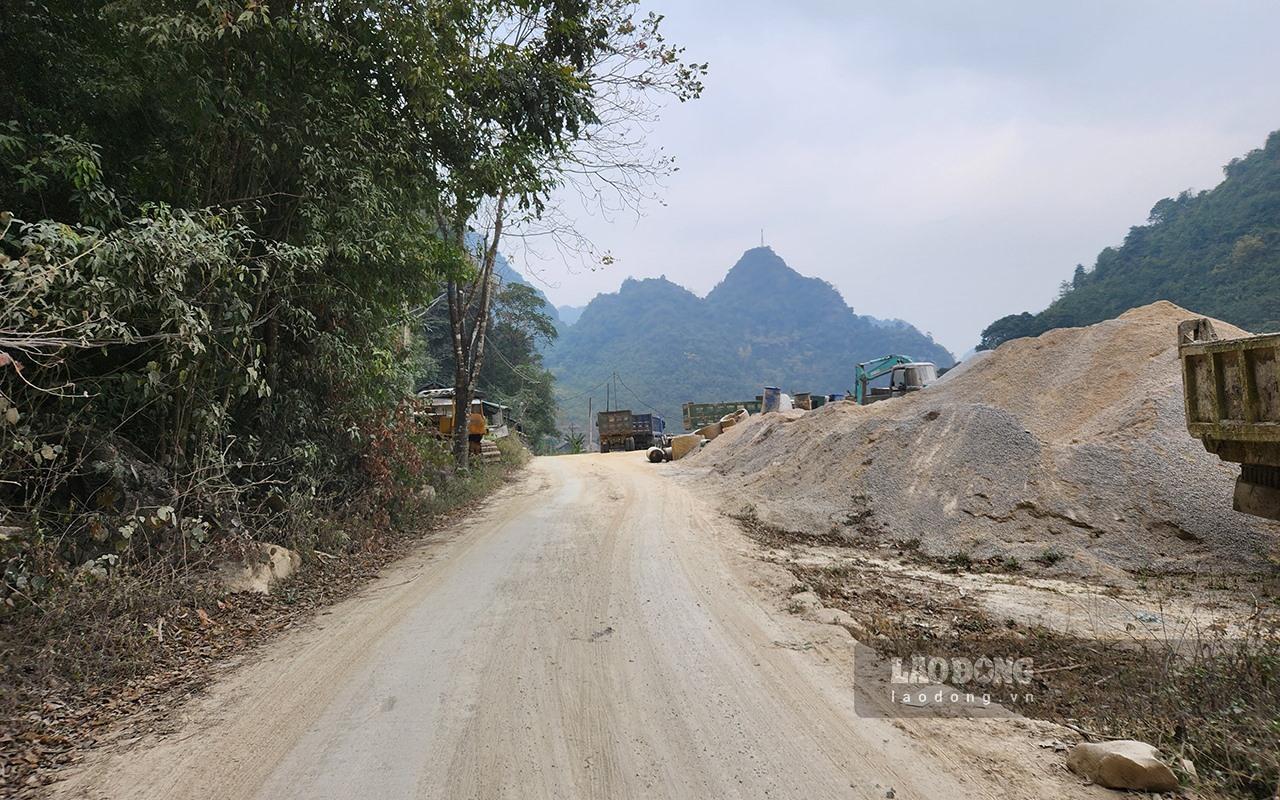 Ông Nguyễn Văn Phong (SN 1970, người địa phương) cho biết: “Bụi quá dân khó lòng ở nổi, có lần họ (chủ mỏ đá) còn nổ mìn cả vào ban đêm khiến người dân chúng tôi rất bất an. Cũng đã gửi ý kiến tới chính quyền nhưng dăm bữa qua đi đâu lại vào đấy“.