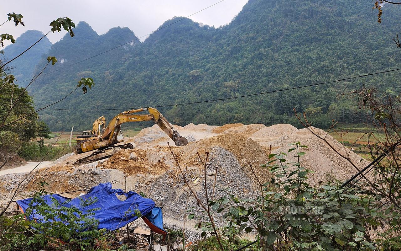 Chị N.T.Q (SN 1990, trú bản Lũng Sâu) chia sẻ: “Nếu đi từ bản Lũng Sâu đến trung tâm xã mình phải cố đi thật nhanh cho đỡ bụi chứ không nhỡ bụi đá bay vào mắt khó chịu lắm“.