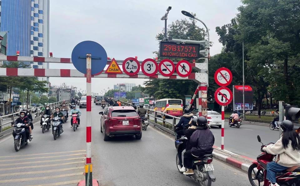 Hệ thống camera thông minh cảnh báo các phương tiện quá khổ từ xa, không đi lên cầu tại cầu vượt Thái Hà - Chùa Bộc. Ảnh: Trần Thanh