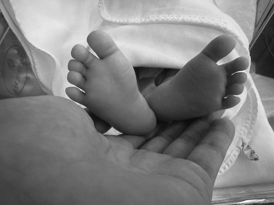 Ngày 24/12/2022, Son Ye Jin chụp lại bàn chân em bé cùng lời nhắn: