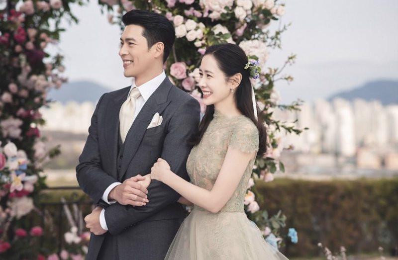 Cặp đôi Son Ye Jin - Hyun Bin đã tổ chức lễ cưới riêng tư vào tháng 3/2021 tại Seoul. Son Ye Jin và Hyun Bin thừa nhận là một cặp vào tháng 1/2021 sau gần 8 tháng hò hẹn bí mật.