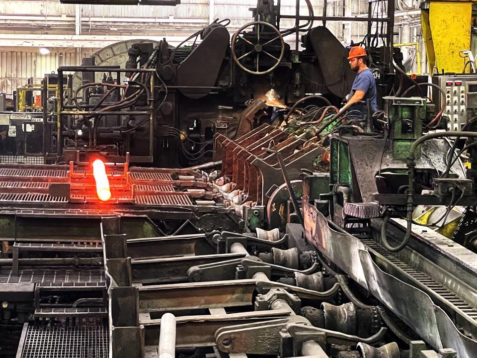 ArcelorMittal SA cảnh báo về triển vọng nhu cầu thép, lưu ý những khó khăn của lĩnh vực bất động sản Trung Quốc và chính sách tiền tệ thắt chặt hơn có thể kéo theo tiêu thụ trong năm nay. Ảnh: ArcelorMittal 