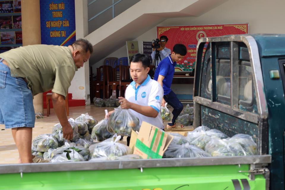 Cam được vận chuyển từ Vũng Liêm, Vĩnh Long qua Cần Thơ để hỗ trợ tiêu thụ giúp nông dân.