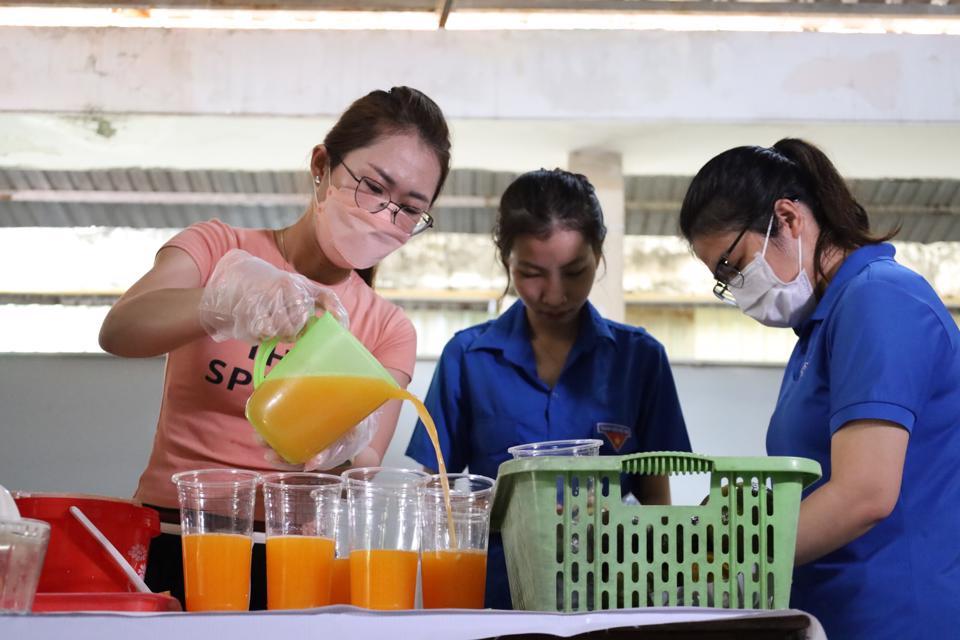 Học sinh, sinh viên làm nước cam tặng bệnh nhân tại Bệnh viện Ung bướu TP Cần Thơ. 