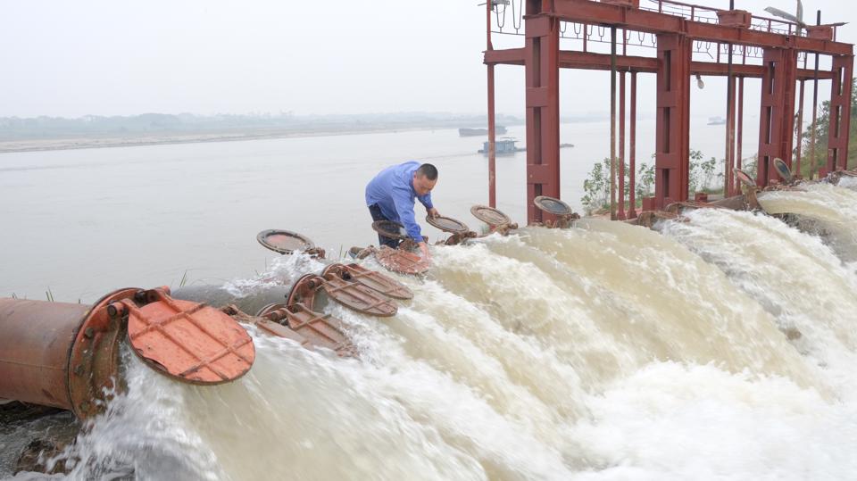 Công nhân vận hành lấy nước sản xuất vụ Xuân 2023. Ảnh: Lâm Nguyễn.