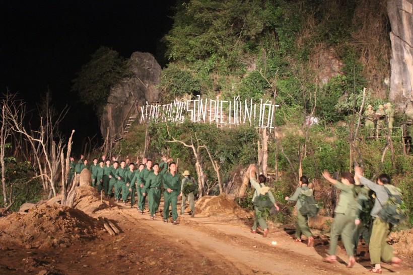 Xúc động chương trình sân khấu thực cảnh tri ân Trung tướng Đồng Sỹ Nguyên ảnh 2