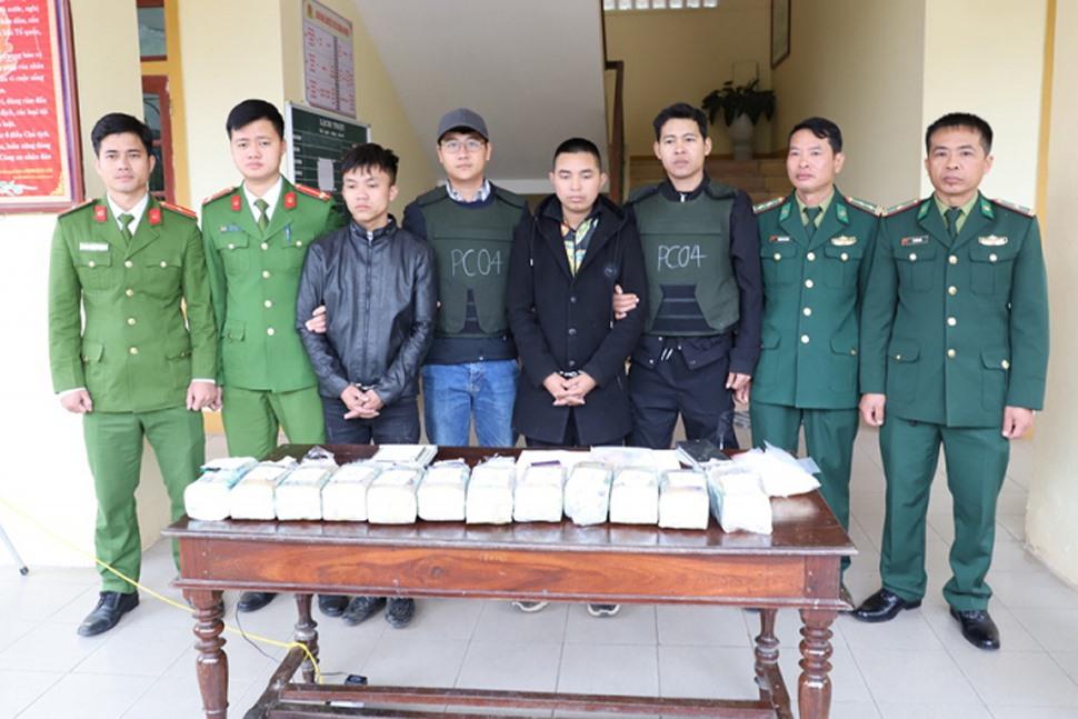 Các đối tượng cùng tang vật là 12 kg ma túy loại Ketamine và 5.600 viên hồng phiến. Ảnh Công an cung cấp.